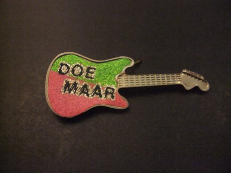 Doe Maar Nederlandse popgroep , gitaar ( roze-groen)